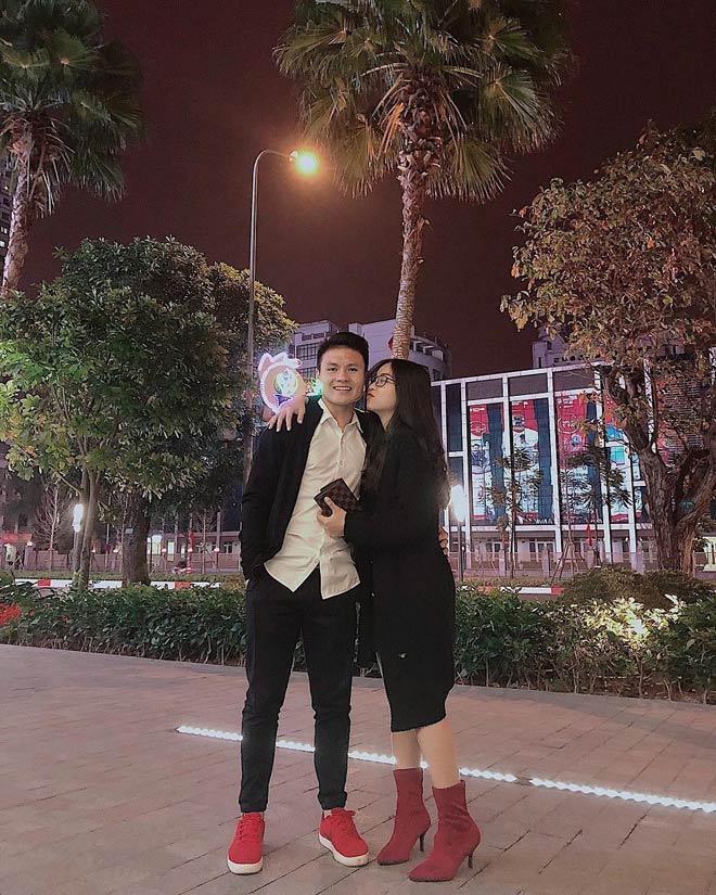 Bạn gái trang điểm đậm, Quang Hải U23 phản ứng bất ngờ