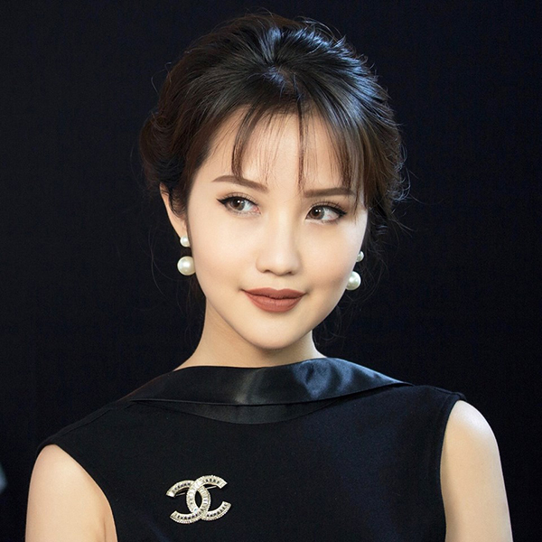 Bạn gái thiếu gia Phan Thành đẹp và sang chảnh đúng chuẩn con nhà giàu