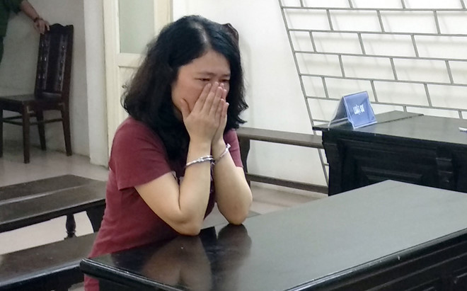 Nữ nghiên cứu sinh lừa 2,5 tỷ òa khóc xin lỗi người mẹ già