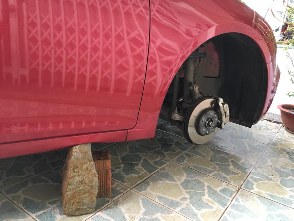 Đà Lạt: Ô tô đắt tiền bị kẻ gian kê gạch rồi tháo trộm hết cả 4 bánh trong đêm