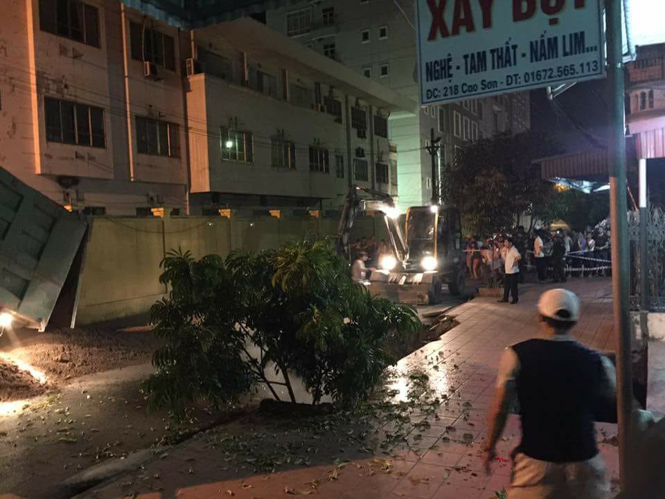 Quảng Ninh: Hố tử thần sâu chục mét xuất hiện nuốt người, máy xúc