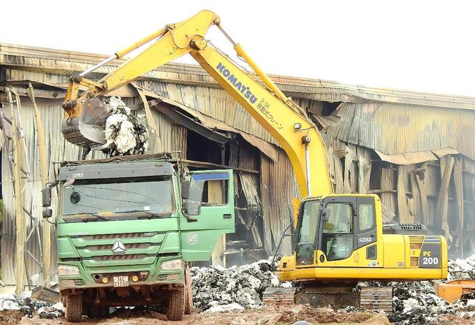 Kho bông vải hoang tàn sau đám cháy kéo dài 34 giờ