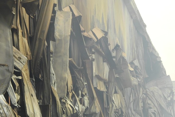 Kho bông vải hoang tàn sau đám cháy kéo dài 34 giờ