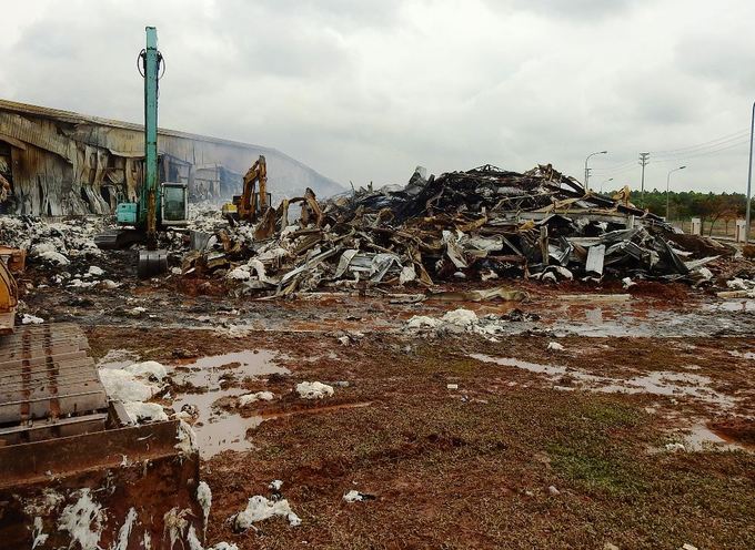 Kho bông vải hoang tàn sau đám cháy kéo dài 34 giờ