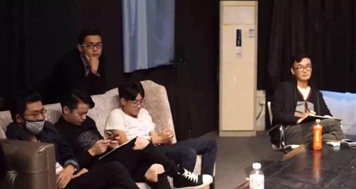 Chàng trai khoe ngủ với hơn 400 cô gái bị dân mạng ném đá Chàng trai khoe ngủ với hơn 400 cô gái bị dân mạng ném đá