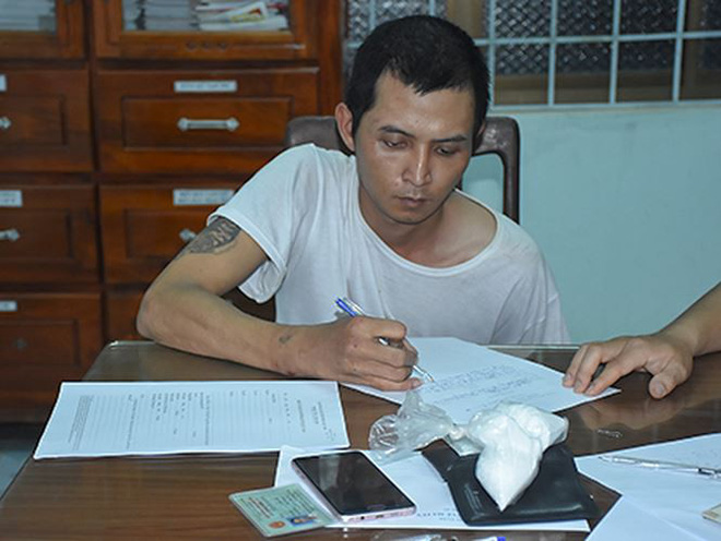 Chặn xe taxi bắt hơn 100g ma túy, vũ khí nóng