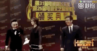 Diễn viên Lưu Đào và bạn thân Tưởng Hân hành xử lạ trên thảm đỏ