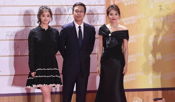 Diễn viên Lưu Đào và bạn thân Tưởng Hân hành xử lạ trên thảm đỏ