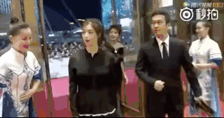 Diễn viên Lưu Đào và bạn thân Tưởng Hân hành xử lạ trên thảm đỏ