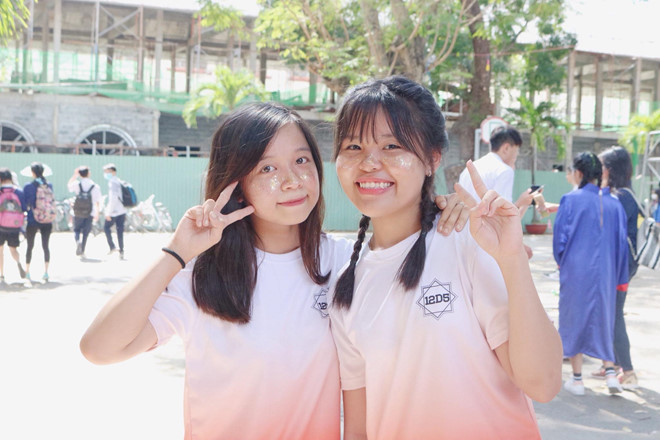 Nữ sinh Sài Gòn đang diễn sâu bất ngờ bị cô giáo gọi đọc bài