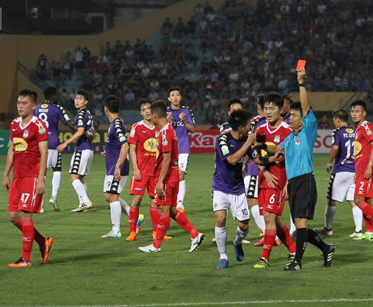 Tranh cãi gay gắt sau vụ bầu Đức “trảm” cầu thủ đá láo