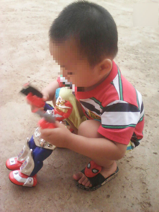 Bị bố mẹ chồng đuổi không cho lại gần con trai, người mẹ trẻ gửi đơn cầu cứu suốt 2 năm mới được đón con về