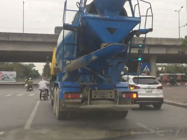 (Video) Hà Nội: Xe trộn bị Tào Tháo đuổi, vừa đi vừa vãi bê tông ra đường