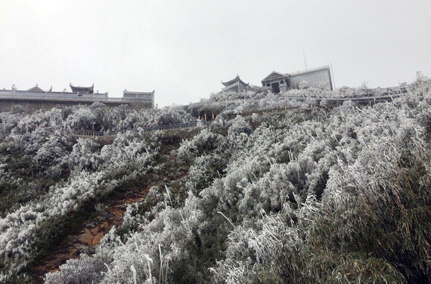Băng tuyết tháng tư bất ngờ xuất hiện ở Fansipan