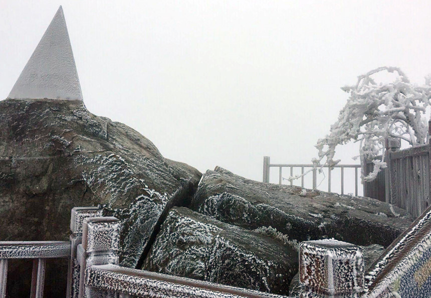 Băng tuyết tháng tư bất ngờ xuất hiện ở Fansipan