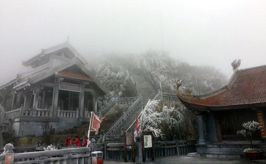 Băng tuyết tháng tư bất ngờ xuất hiện ở Fansipan