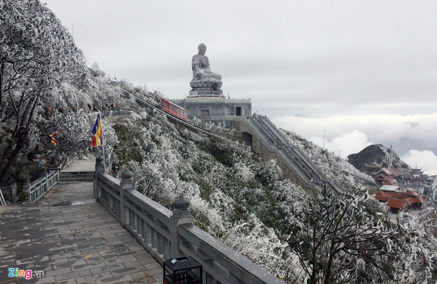 Băng tuyết tháng tư bất ngờ xuất hiện ở Fansipan