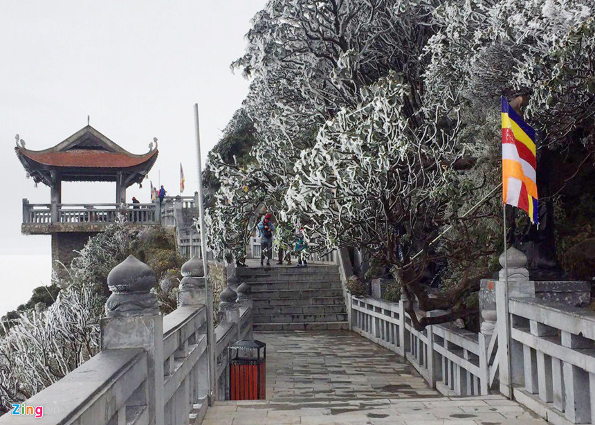 Băng tuyết tháng tư bất ngờ xuất hiện ở Fansipan