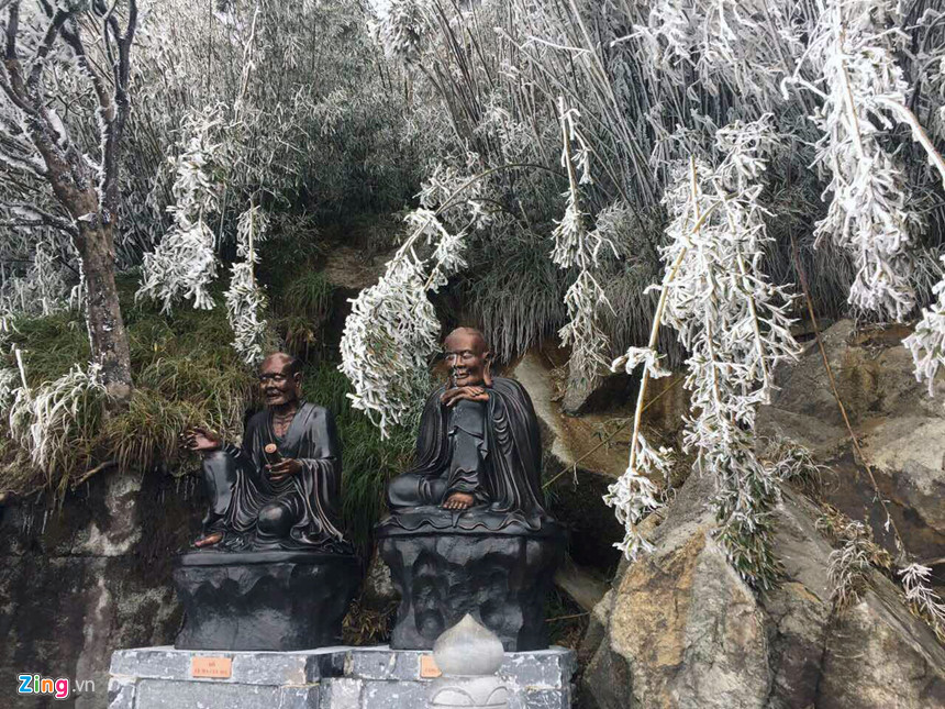 Băng tuyết tháng tư bất ngờ xuất hiện ở Fansipan