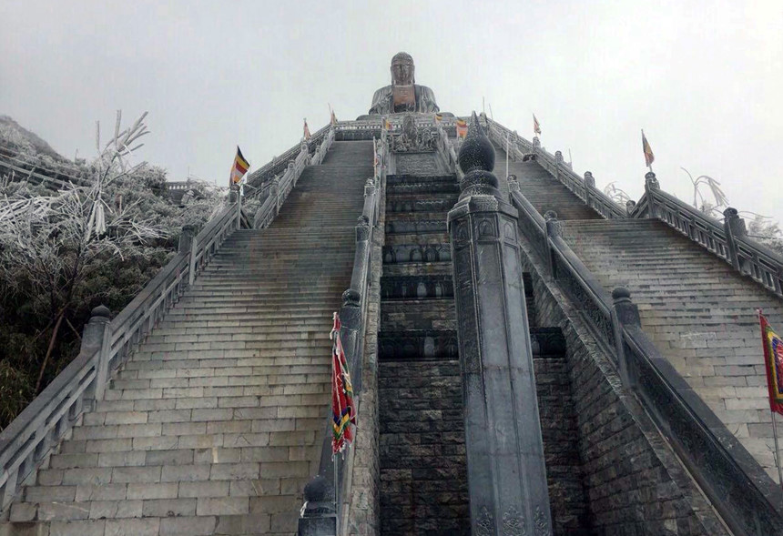 Băng tuyết tháng tư bất ngờ xuất hiện ở Fansipan