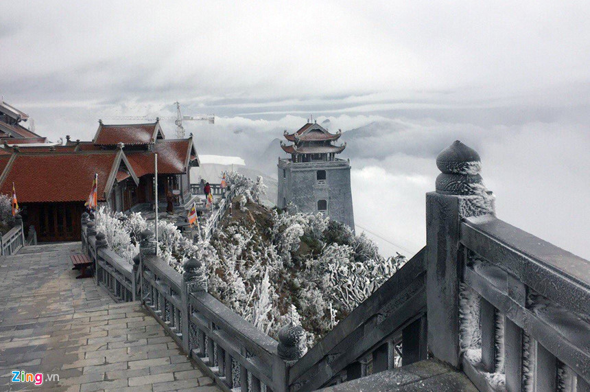 Băng tuyết tháng tư bất ngờ xuất hiện ở Fansipan