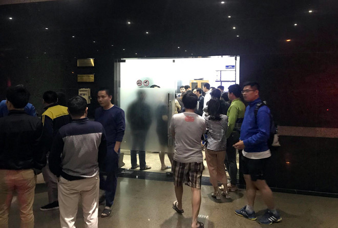 Dầu rò rỉ ở hầm chung cư 39 tầng lúc nửa đêm, dân chạy bộ sơ tán