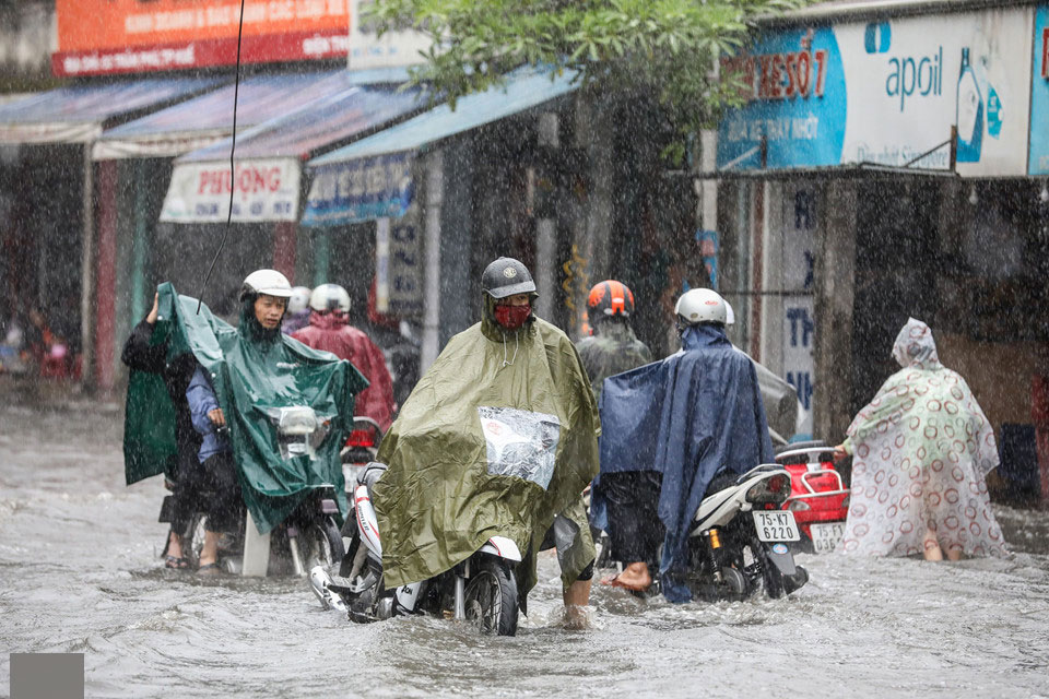 Huế mưa to ngập sâu, nước tràn vào nhà dân ở trung tâm thành phố