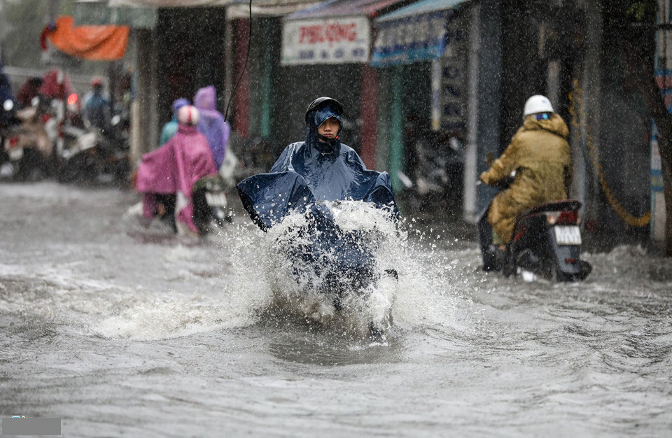Huế mưa to ngập sâu, nước tràn vào nhà dân ở trung tâm thành phố