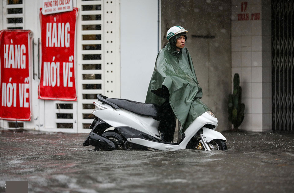 Huế mưa to ngập sâu, nước tràn vào nhà dân ở trung tâm thành phố