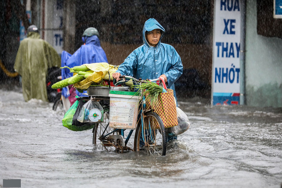Huế mưa to ngập sâu, nước tràn vào nhà dân ở trung tâm thành phố