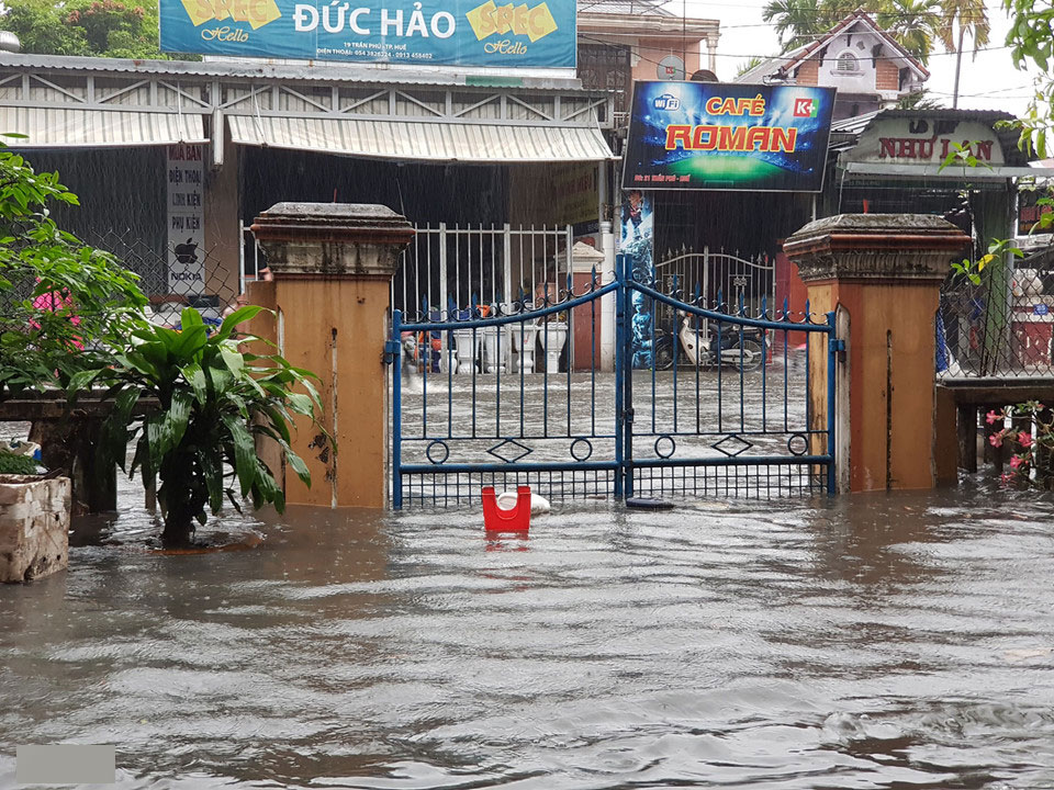 Huế mưa to ngập sâu, nước tràn vào nhà dân ở trung tâm thành phố