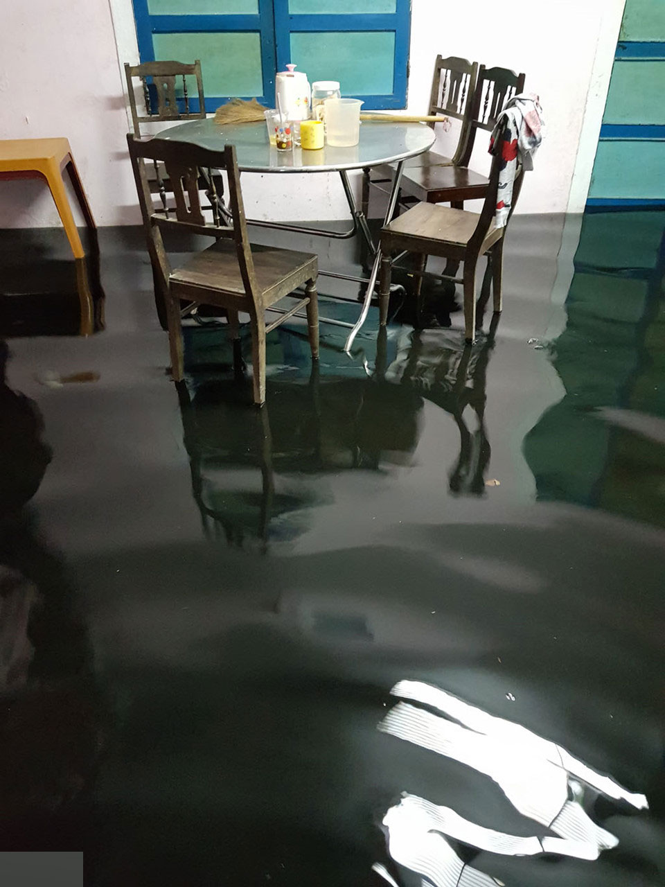 Huế mưa to ngập sâu, nước tràn vào nhà dân ở trung tâm thành phố