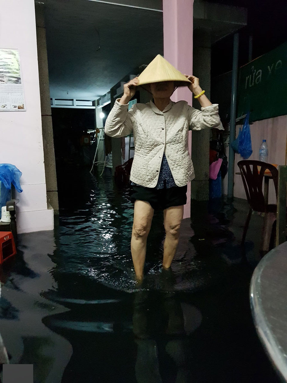 Huế mưa to ngập sâu, nước tràn vào nhà dân ở trung tâm thành phố