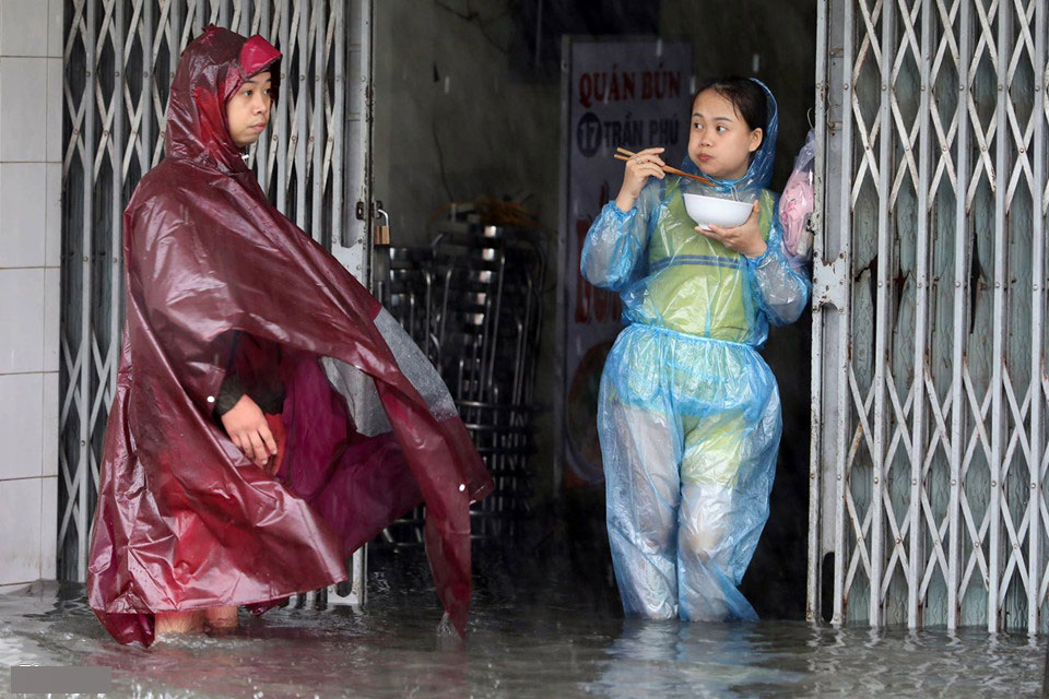 Huế mưa to ngập sâu, nước tràn vào nhà dân ở trung tâm thành phố