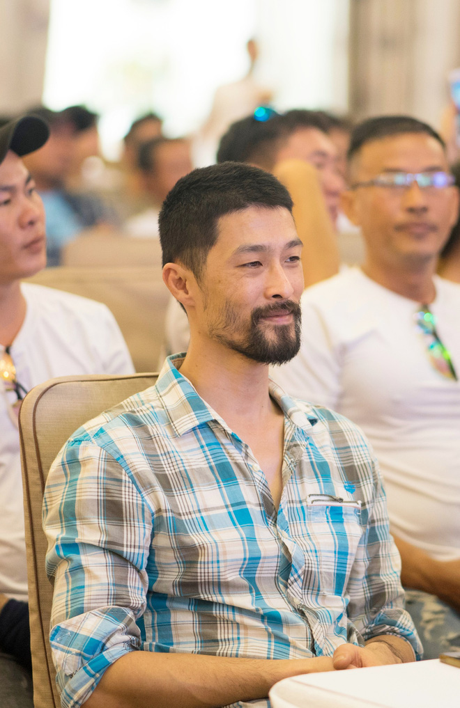 Johnny Trí Nguyễn già nua, râu ria xồm xoàm đến mức ai cũng phải giật mình