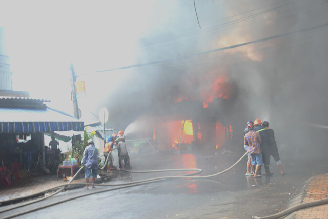 Cháy liên tục 2 giờ ở Mỹ Tho, 7 căn nhà bị thiêu rụi