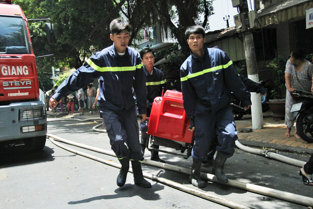 Cháy liên tục 2 giờ ở Mỹ Tho, 7 căn nhà bị thiêu rụi