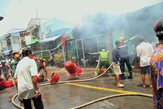 Cháy liên tục 2 giờ ở Mỹ Tho, 7 căn nhà bị thiêu rụi