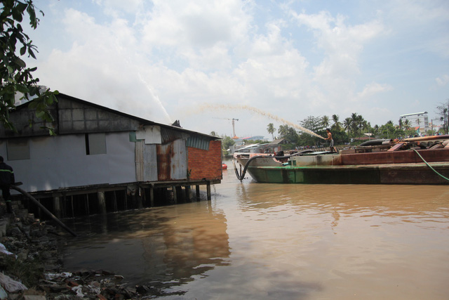 Cháy liên tục 2 giờ ở Mỹ Tho, 7 căn nhà bị thiêu rụi