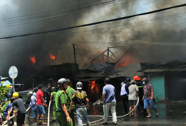 Cháy liên tục 2 giờ ở Mỹ Tho, 7 căn nhà bị thiêu rụi