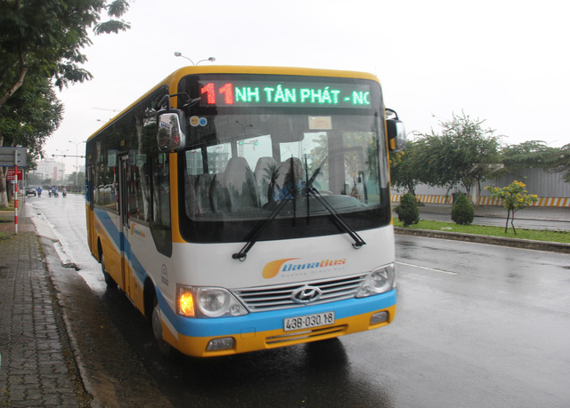 Tài xế đuổi học sinh xuống xe buýt vì không có tiền thối 100.000