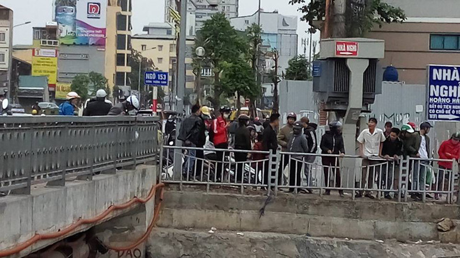 Hà Nội: Phát hiện thi thể dưới gầm cầu trên đường Trường Chinh Hà Nội: Phát hiện thi thể dưới gầm cầu trên đường Trường Chinh