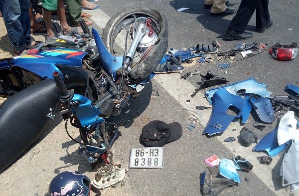 Chơi trò lao xe máy vào nhau, 2 thanh niên thiệt mạng