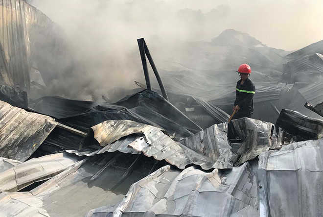 Kho chứa vải vụn trong khu dân cư bốc cháy ngùn ngụt