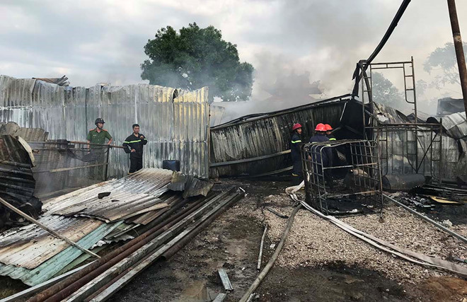 Kho chứa vải vụn trong khu dân cư bốc cháy ngùn ngụt
