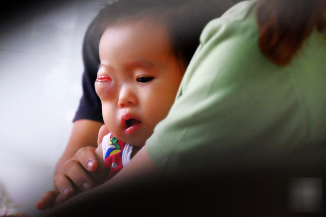 13 tháng trời, đôi vợ chồng nghèo Cà Mau gõ cửa 12 bệnh viện để tìm ra bệnh cho con