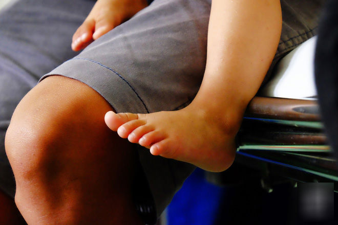 13 tháng trời, đôi vợ chồng nghèo Cà Mau gõ cửa 12 bệnh viện để tìm ra bệnh cho con