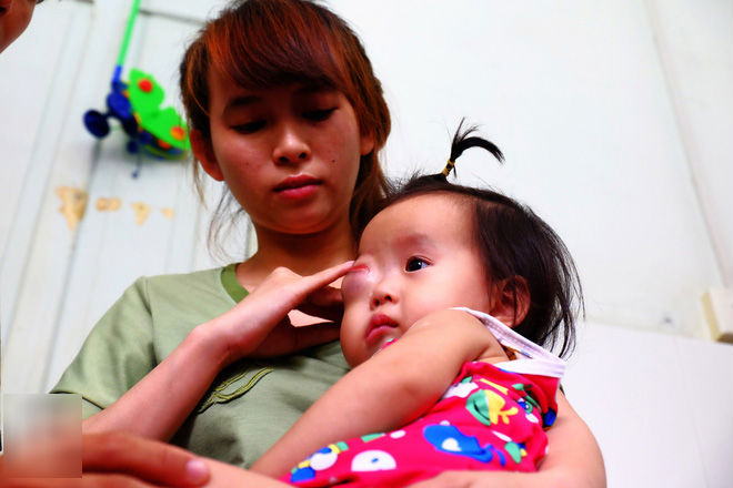 13 tháng trời, đôi vợ chồng nghèo Cà Mau gõ cửa 12 bệnh viện để tìm ra bệnh cho con