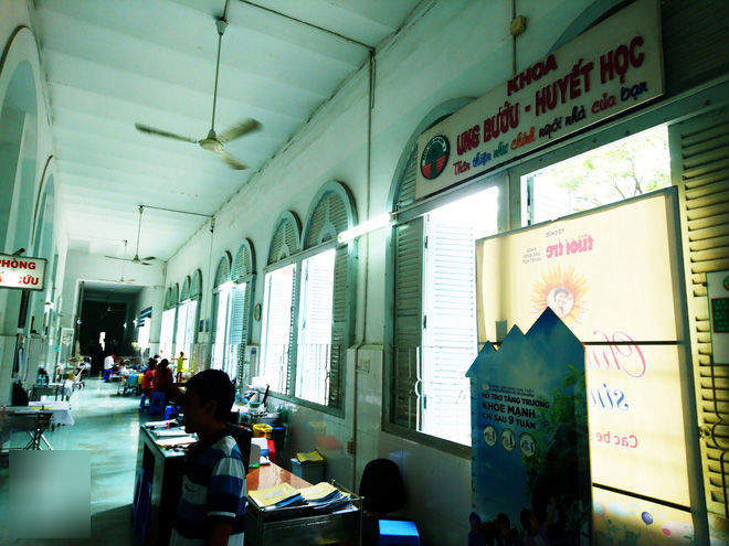 13 tháng trời, đôi vợ chồng nghèo Cà Mau gõ cửa 12 bệnh viện để tìm ra bệnh cho con