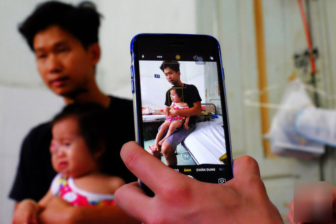 13 tháng trời, đôi vợ chồng nghèo Cà Mau gõ cửa 12 bệnh viện để tìm ra bệnh cho con